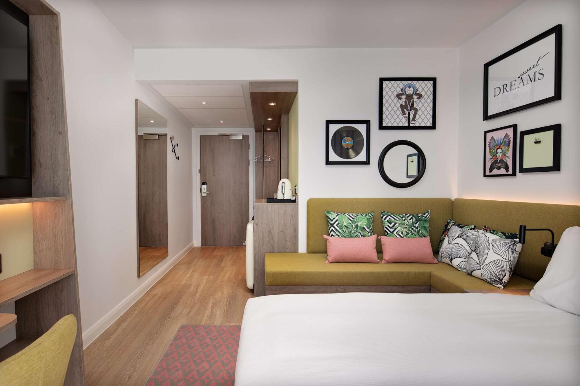Hampton By Hilton High Wycombe Hotel Екстериор снимка