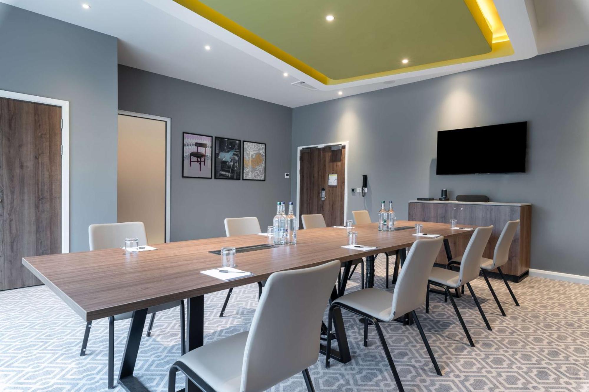 Hampton By Hilton High Wycombe Hotel Екстериор снимка