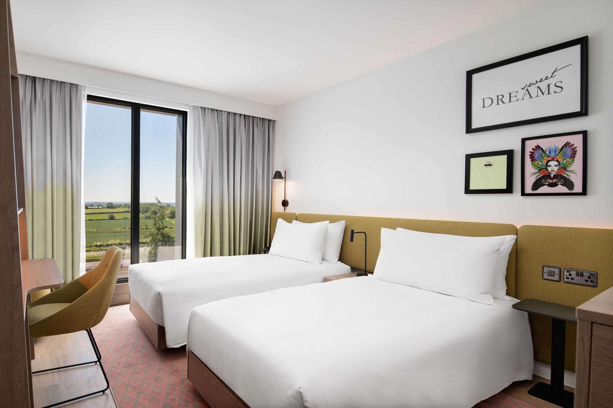 Hampton By Hilton High Wycombe Hotel Екстериор снимка