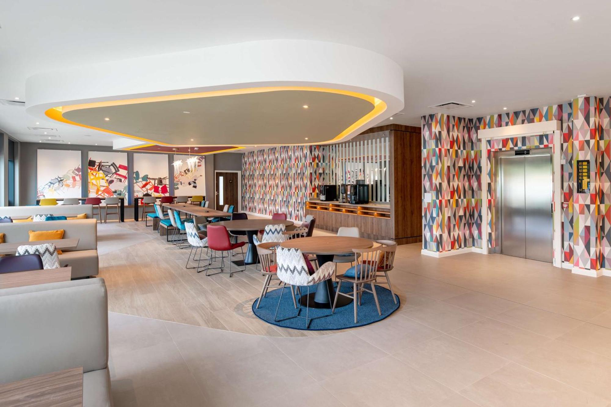 Hampton By Hilton High Wycombe Hotel Екстериор снимка