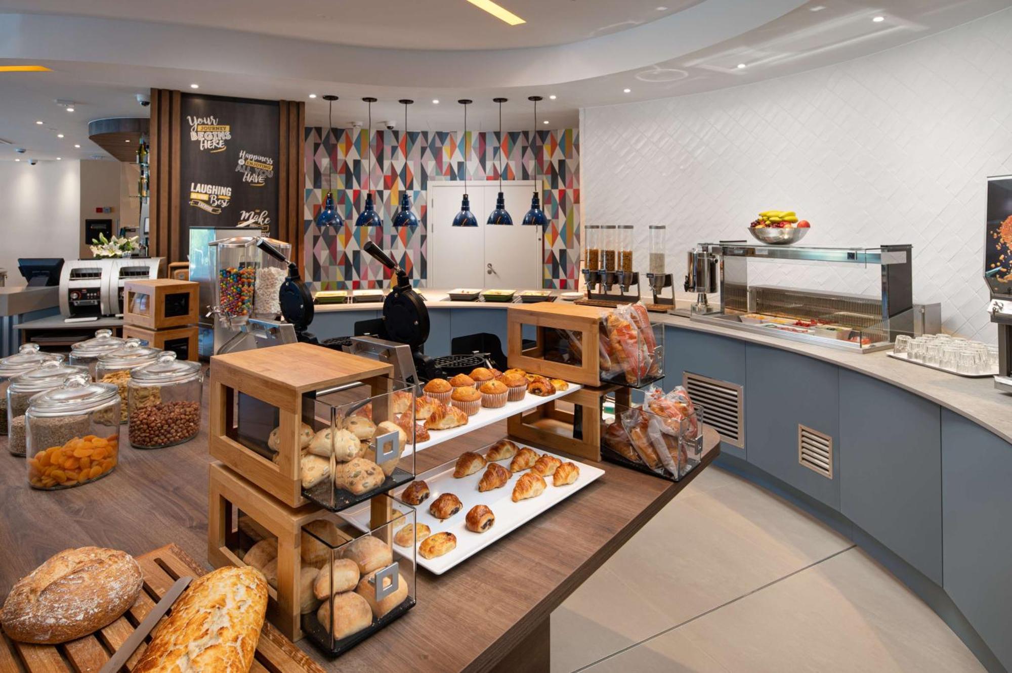 Hampton By Hilton High Wycombe Hotel Екстериор снимка