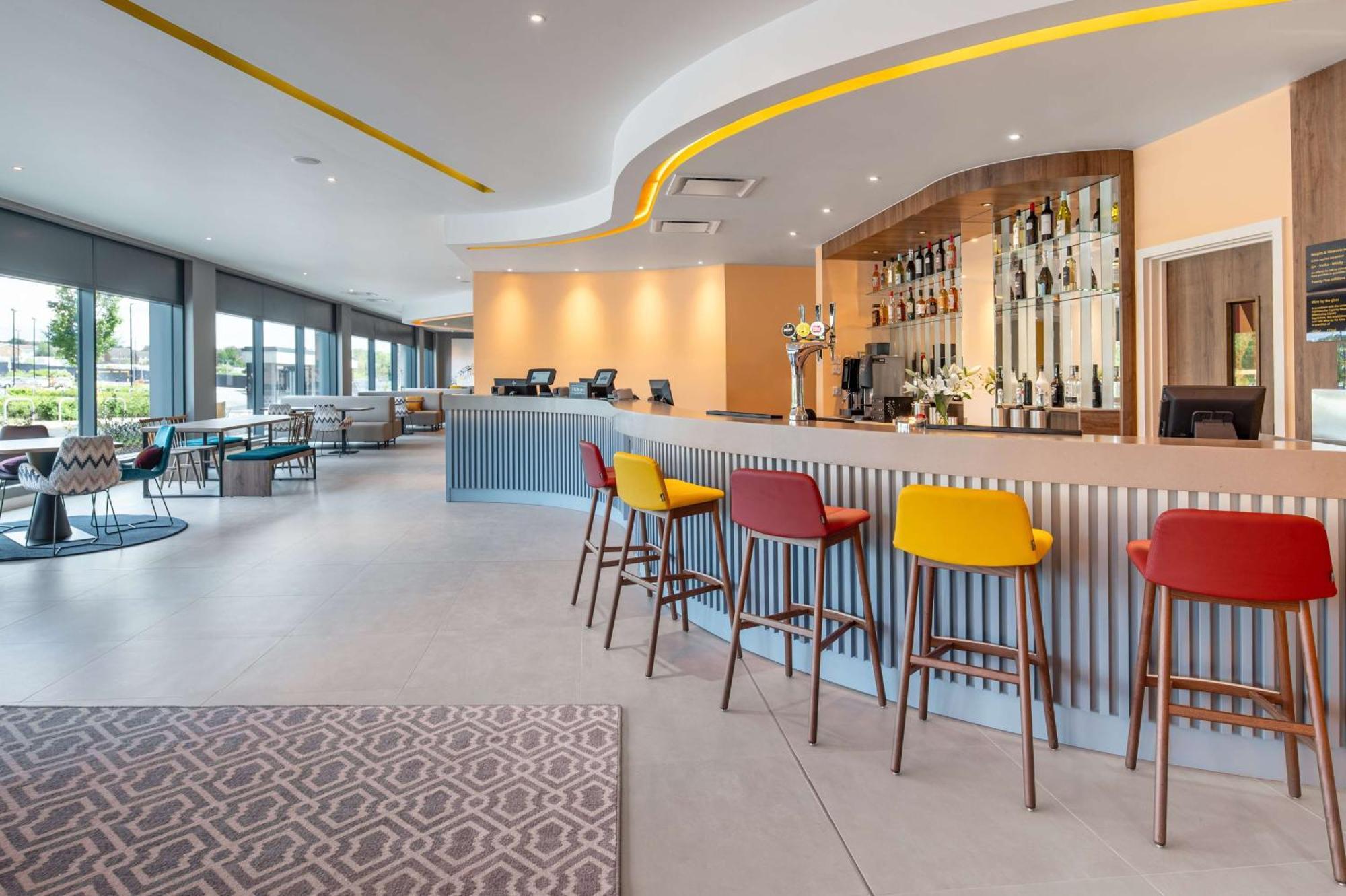 Hampton By Hilton High Wycombe Hotel Екстериор снимка