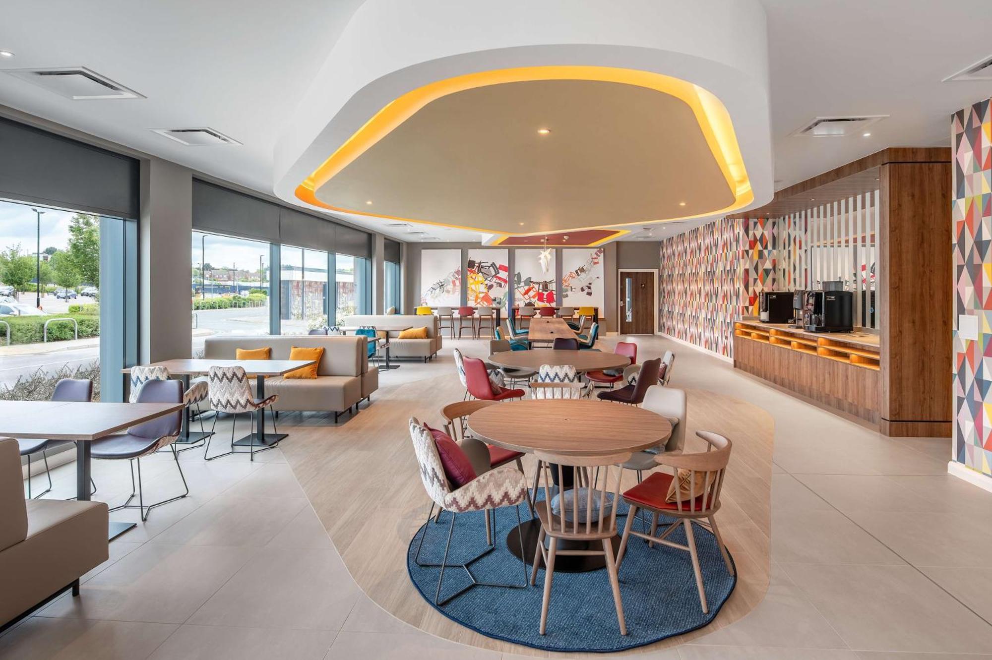 Hampton By Hilton High Wycombe Hotel Екстериор снимка
