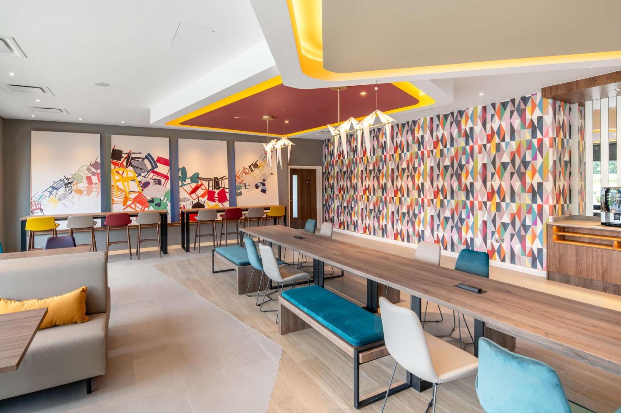 Hampton By Hilton High Wycombe Hotel Екстериор снимка