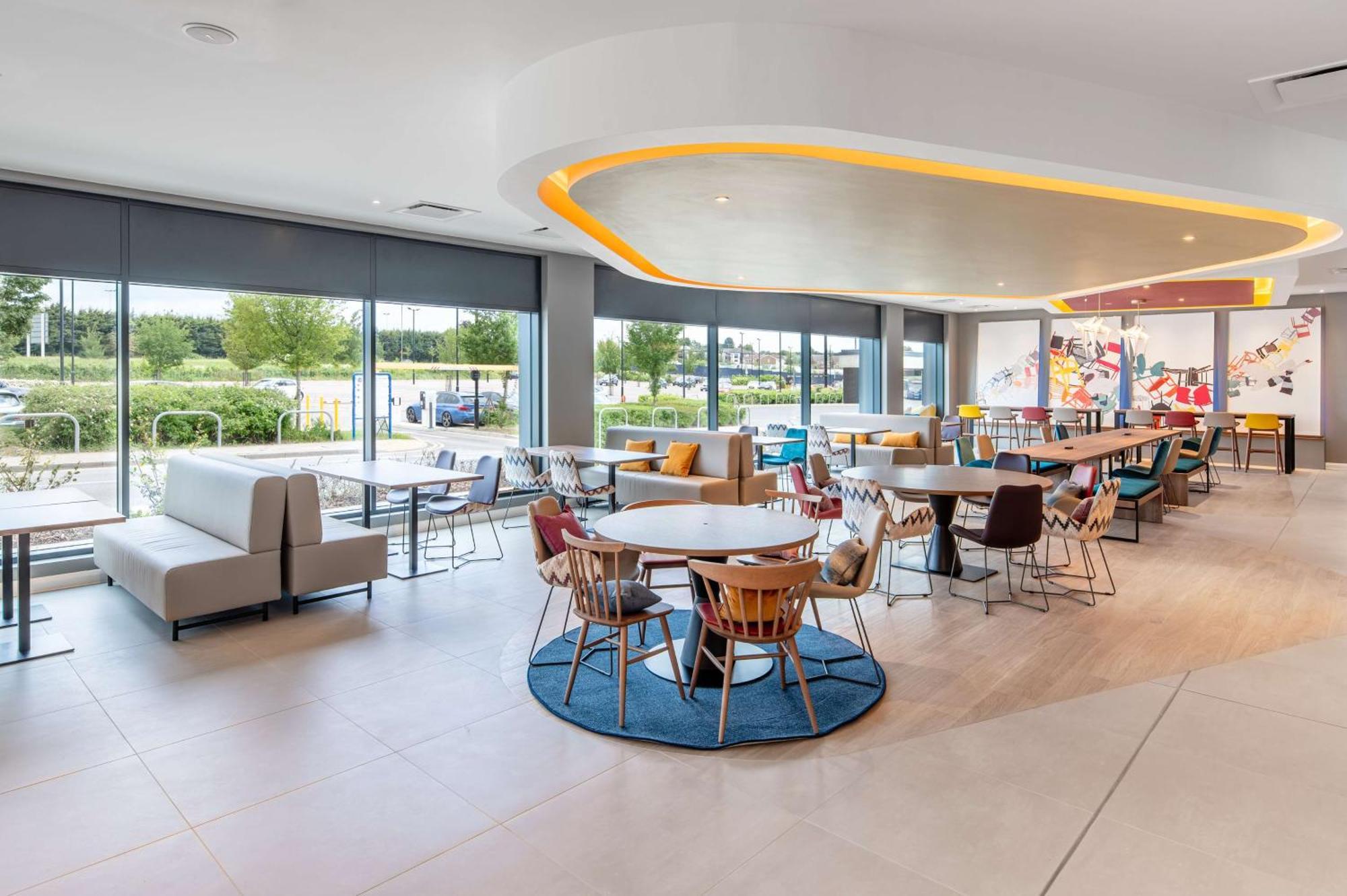 Hampton By Hilton High Wycombe Hotel Екстериор снимка